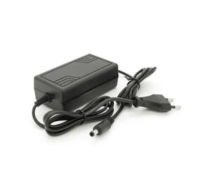 Зарядний пристрій для літієвого акумулятора Voltronic YT-1415-55 LiFePO4 12V(14,6V),4S,1,5A, штекер 5.5*2.5, з індикацією