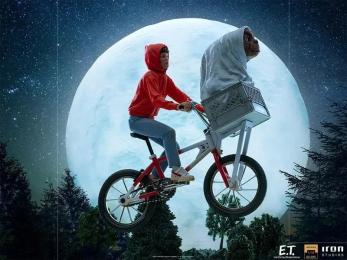 Колекційна фігурка Iron Studios E.T. THE EXTRA TERRESTRIAL E.T. and Elliot Deluxe Art Scale 1/10 (UNIVET47421-10)